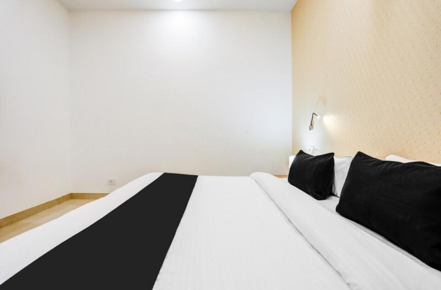 The Grand Blue Hotel Greater Noida Buitenkant foto